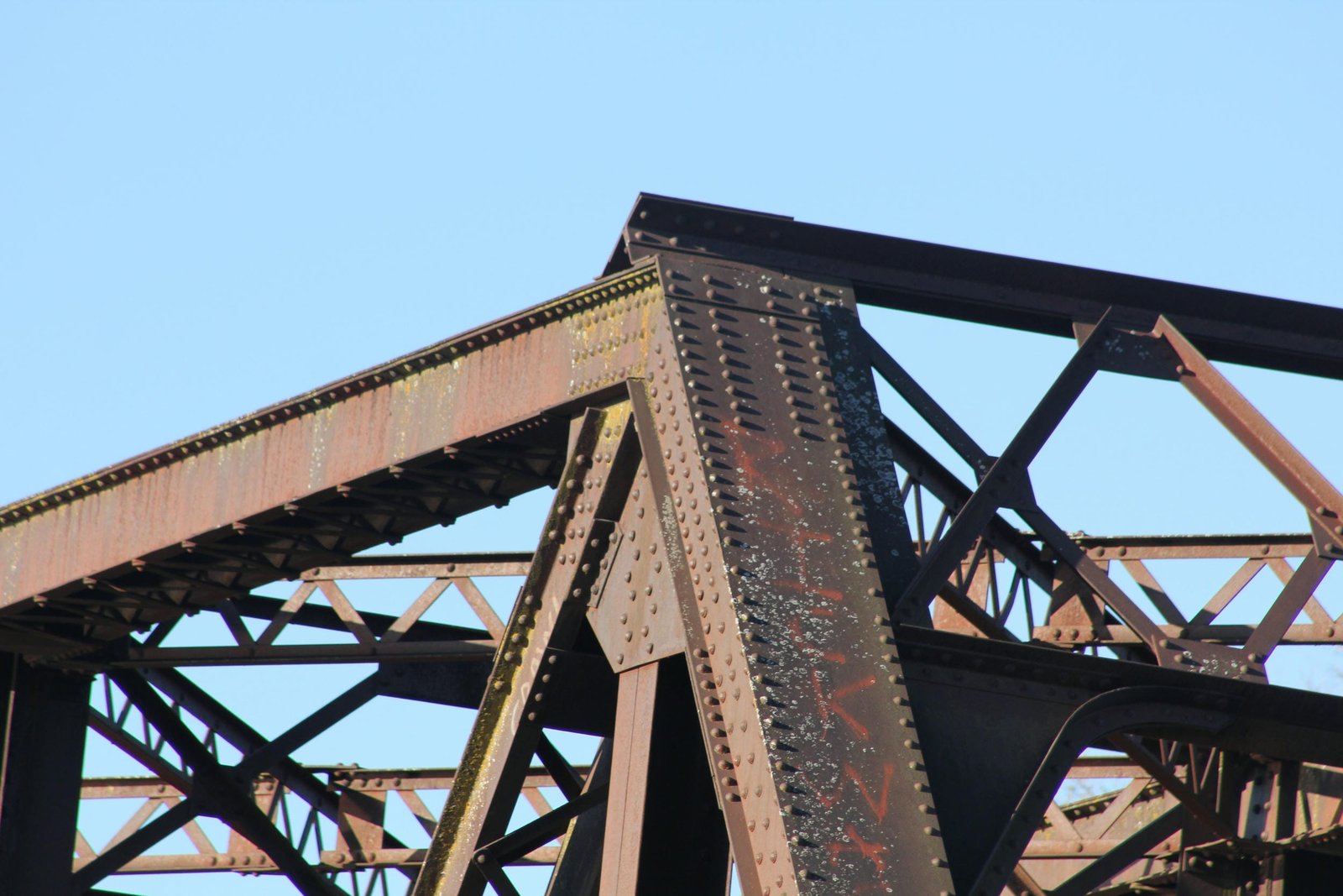 Upper angle connection, south span